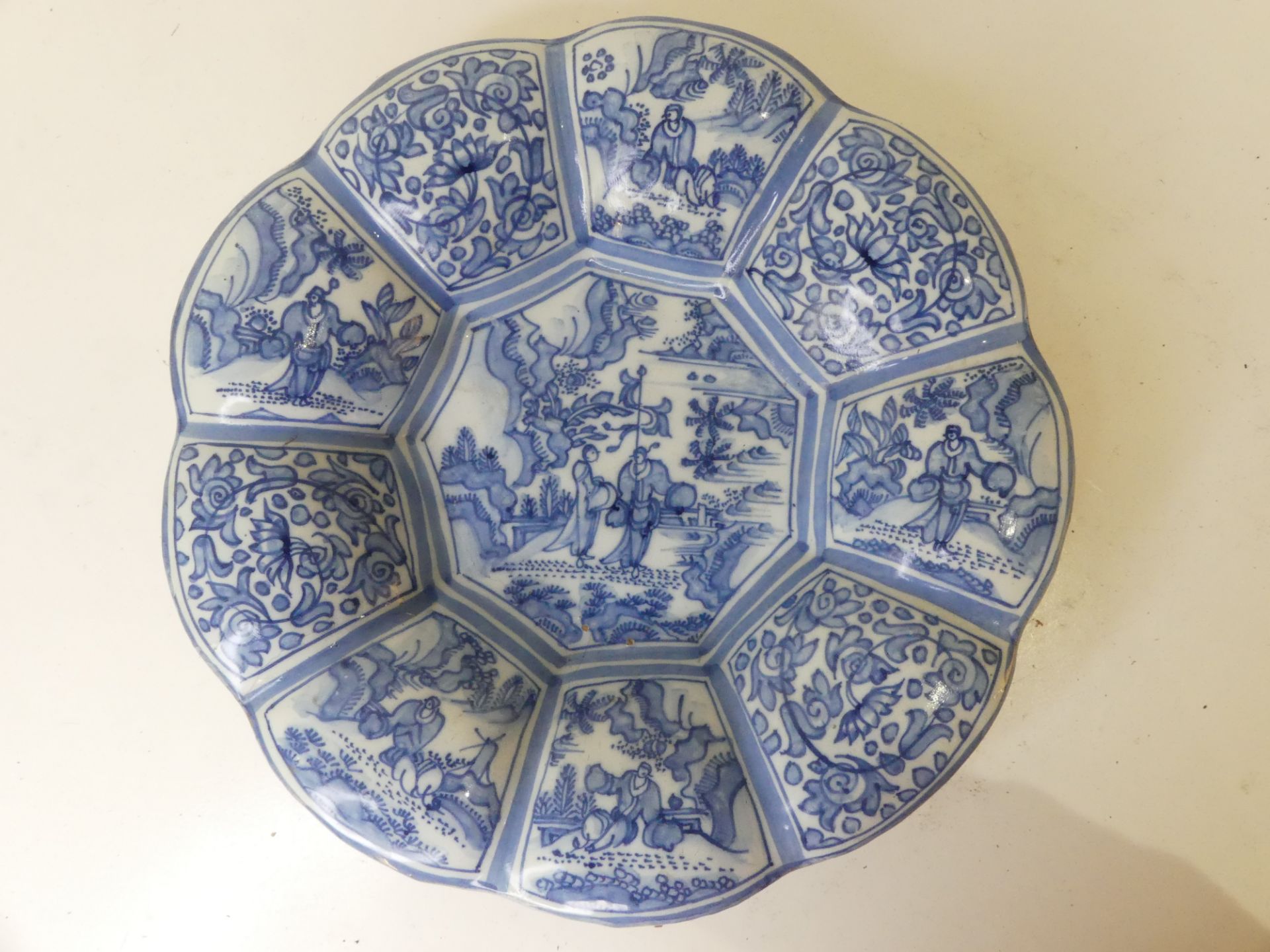 DELFT, Plat en céramique émaillée, cheveux avec anciennes consolidations à l'arrière, époque