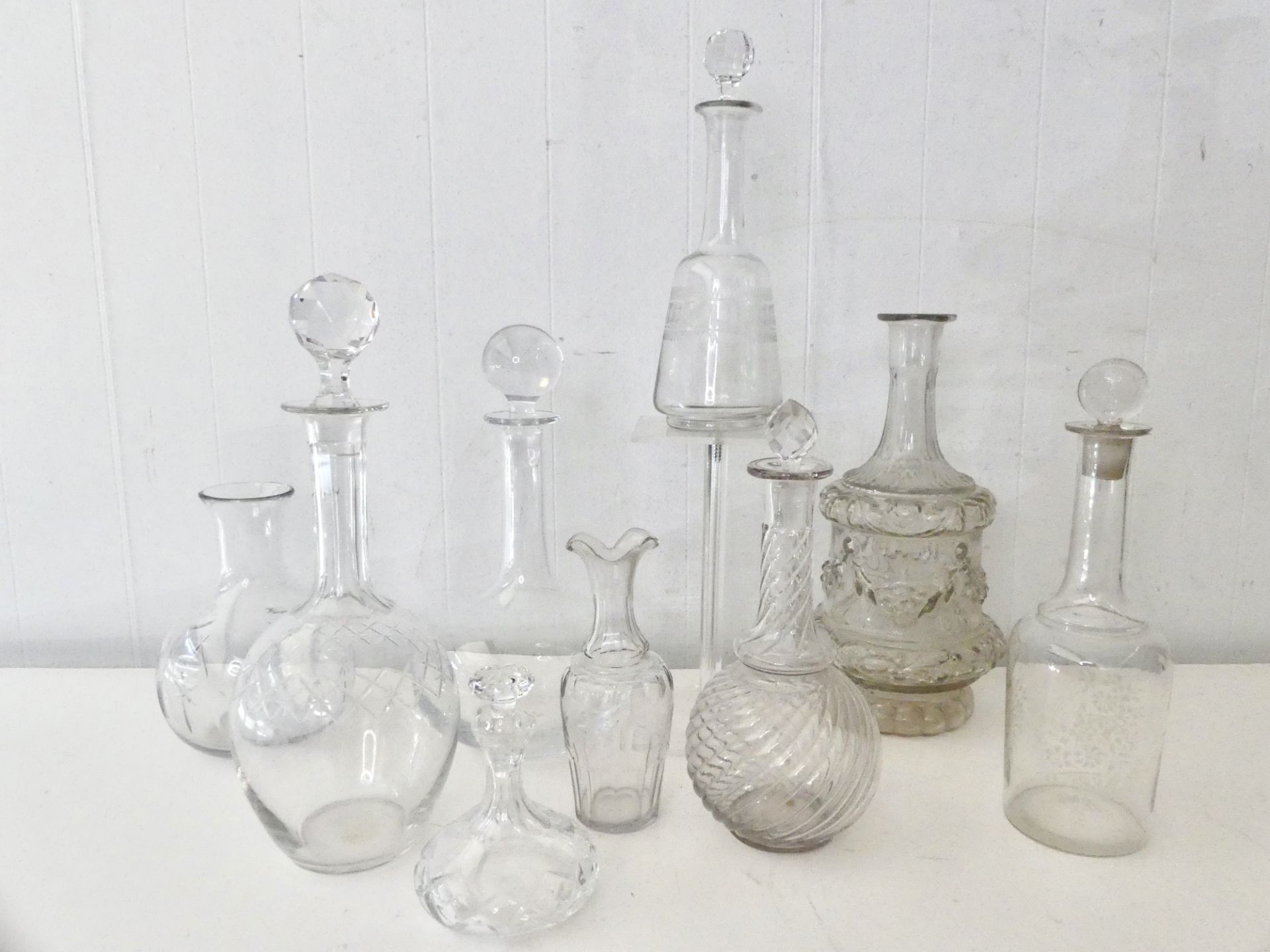 9 carafes en verre et cristal taillé (Ht max: 30cm)