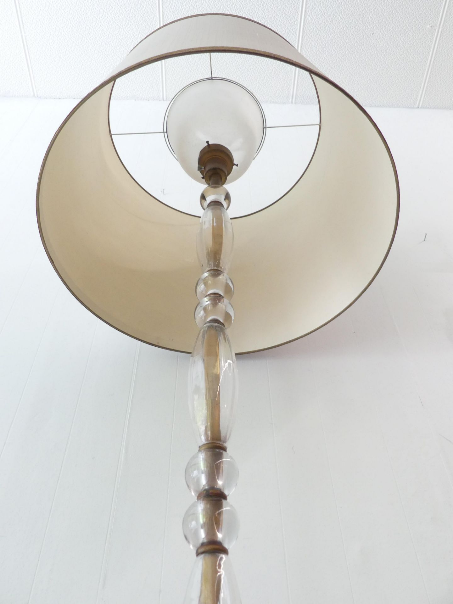 Lampadaire en bronze et verre Ht:170cm - Image 5 of 6