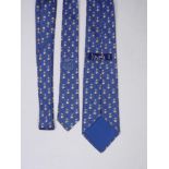 HERMES Paris, Cravate en soie bleue, motif Hiboux, état neuf (sans la boite)