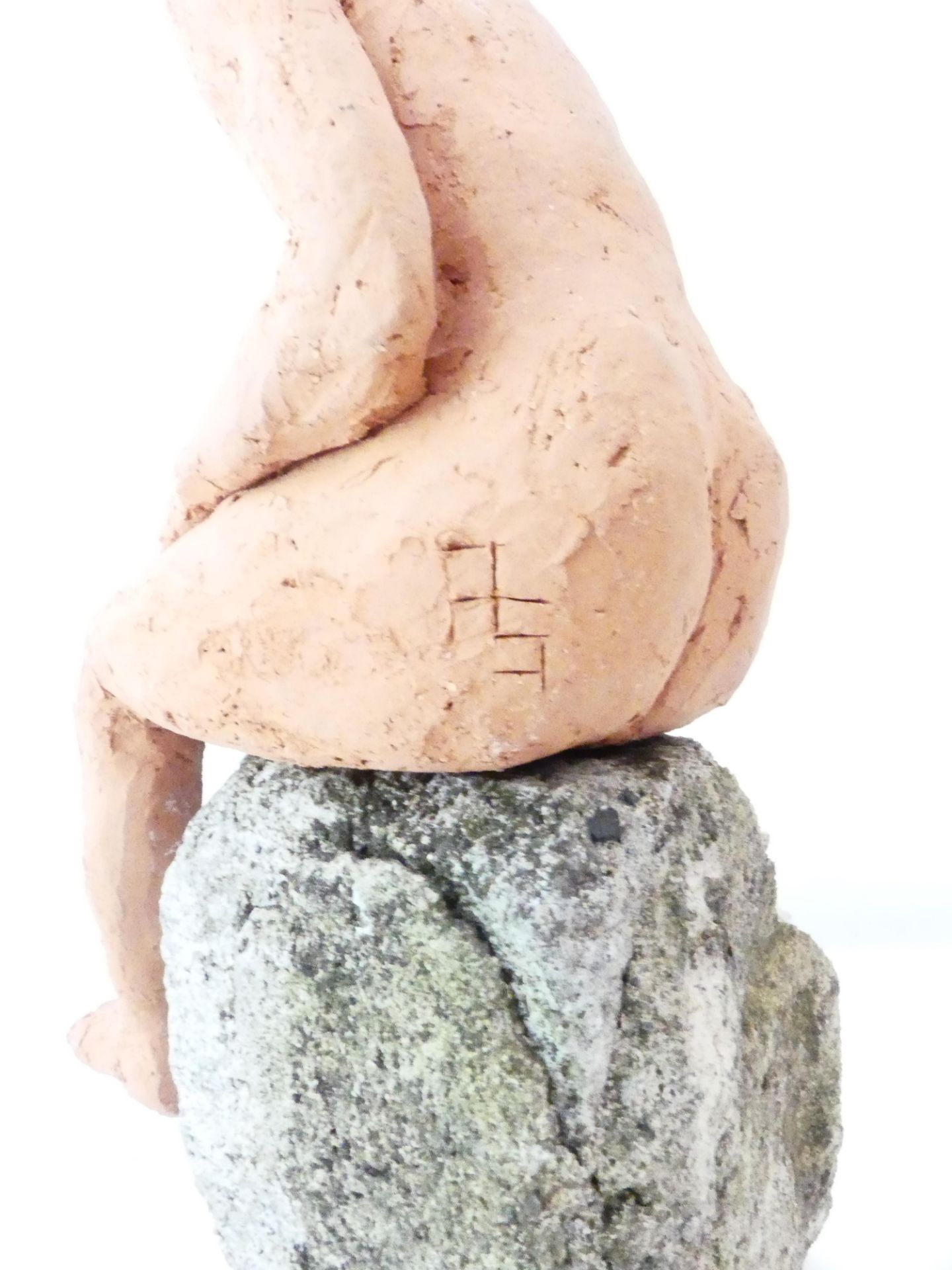 Sculpture en terre cuite homme assis Ht:22cm - Image 3 of 3