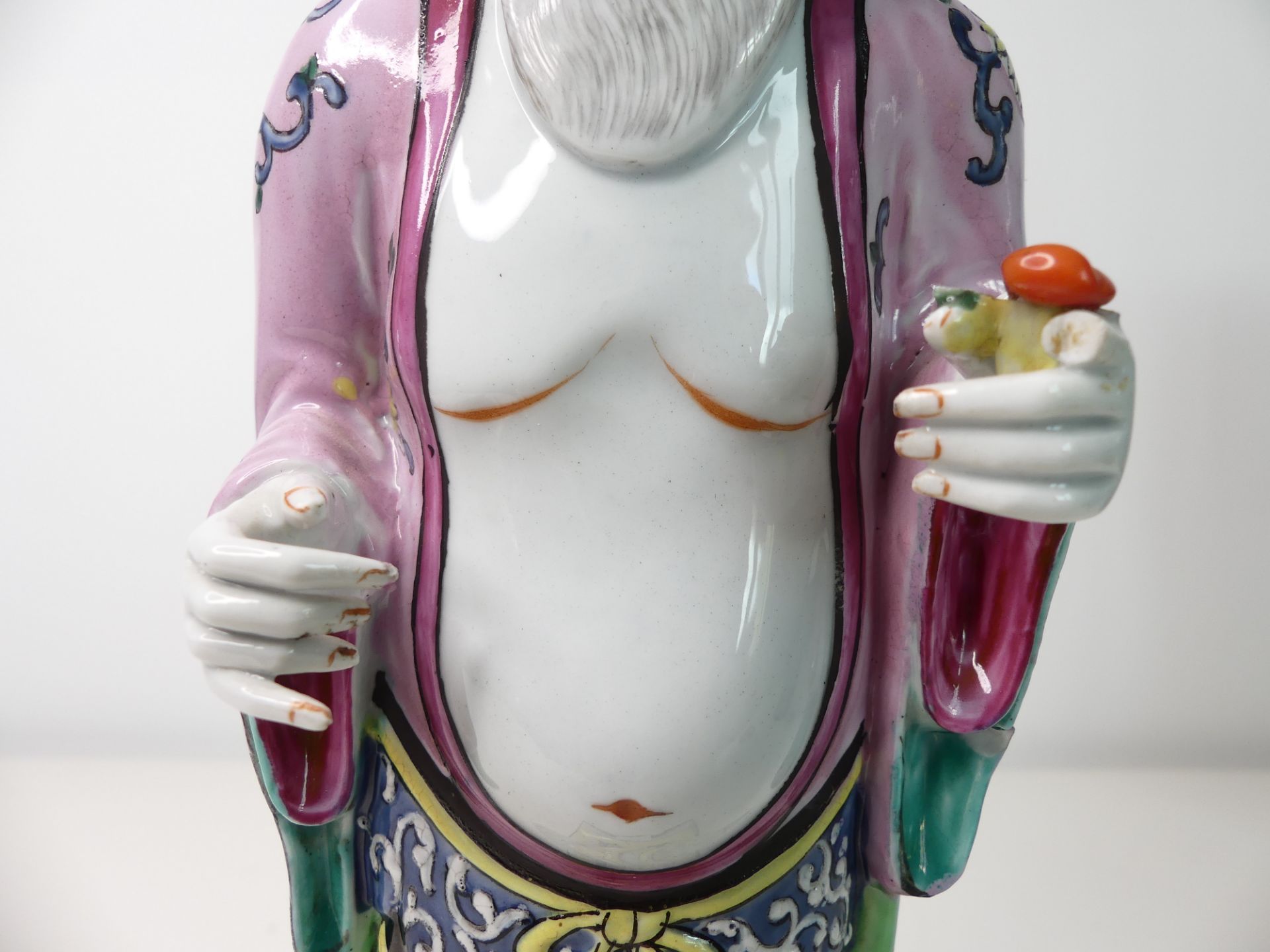 Chine, personnage en porcelaine Ht:30cm (manques d'email à l'arrière et un doigt manquant) - Bild 4 aus 4
