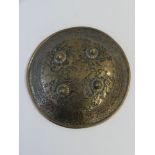 PERSE, Bouclier (Sipar) en cuivre repoussé à bossettes, XIXème (Diam: 34cm)