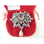 Broche en strass 8x8cm