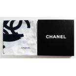 CHANEL: Paréo en coton made in Italy rouleauté main, dans sa boite, état neuf (160x160cm)