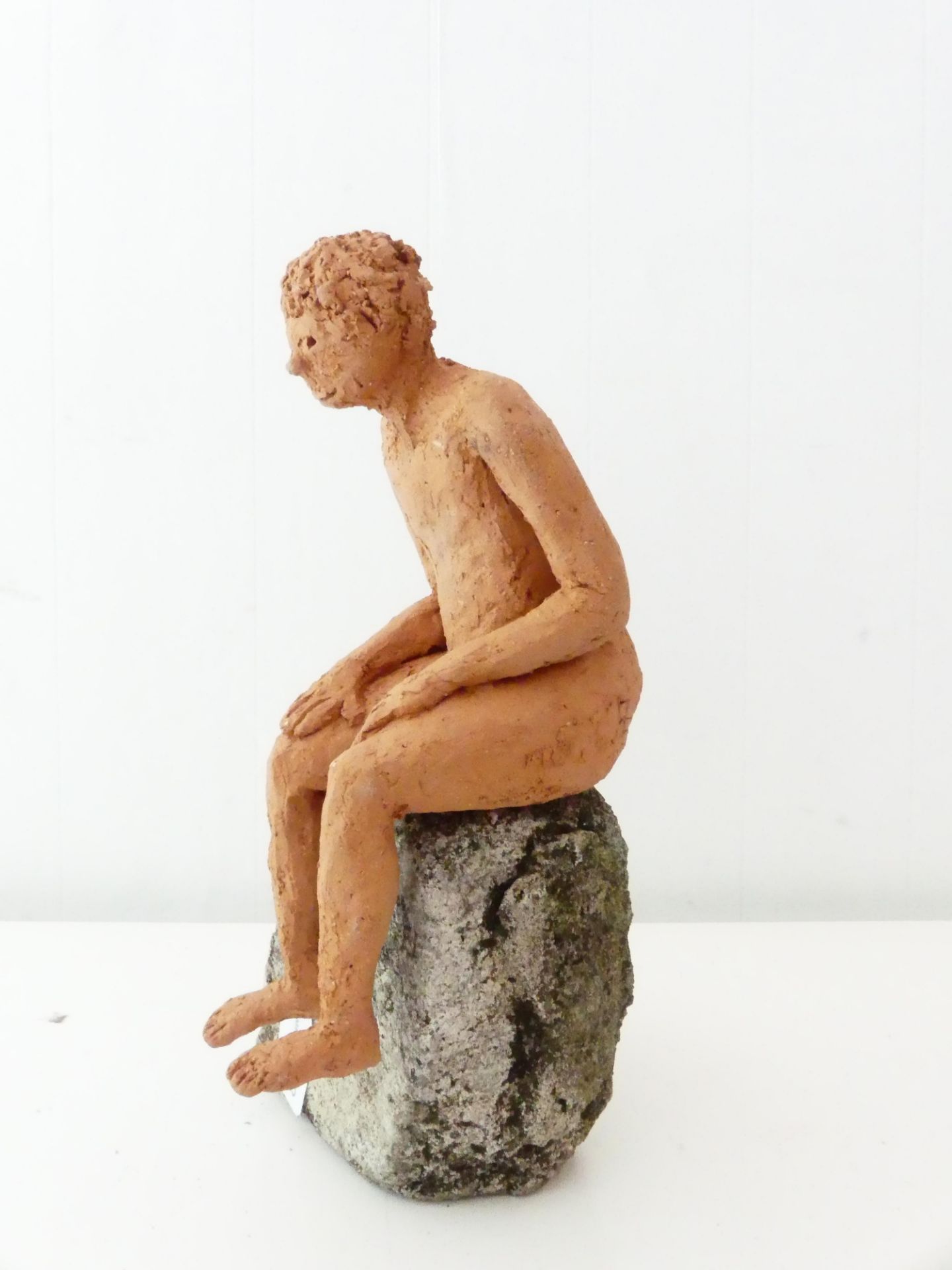 Sculpture en terre cuite homme assis Ht:22cm - Image 2 of 3