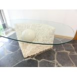 Table basse en mosaïque de marbre (140x90x43ht) 1 petit éclat au verre