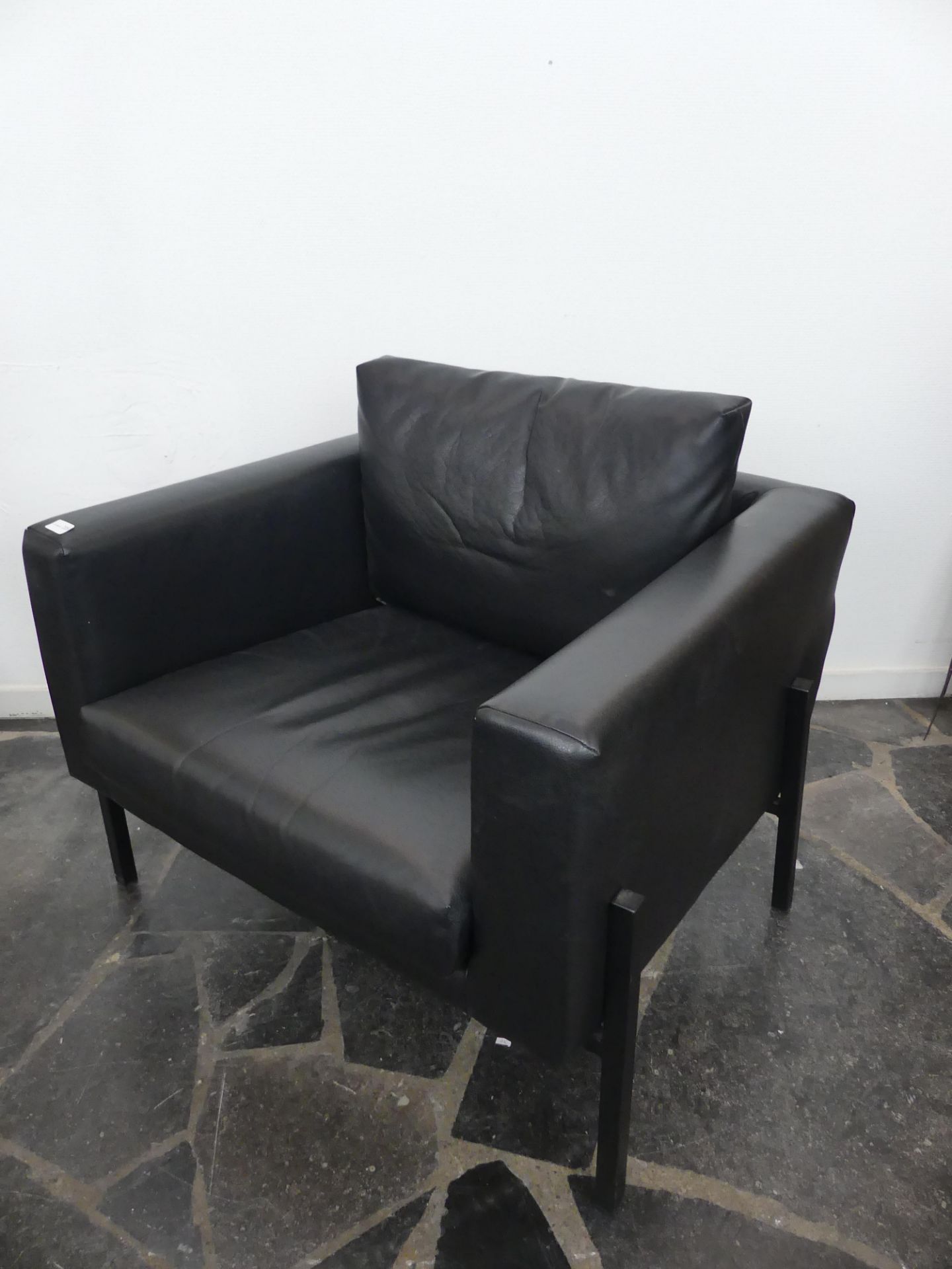 Fauteuil simili cuir en bonne condition (88x80x64ht)