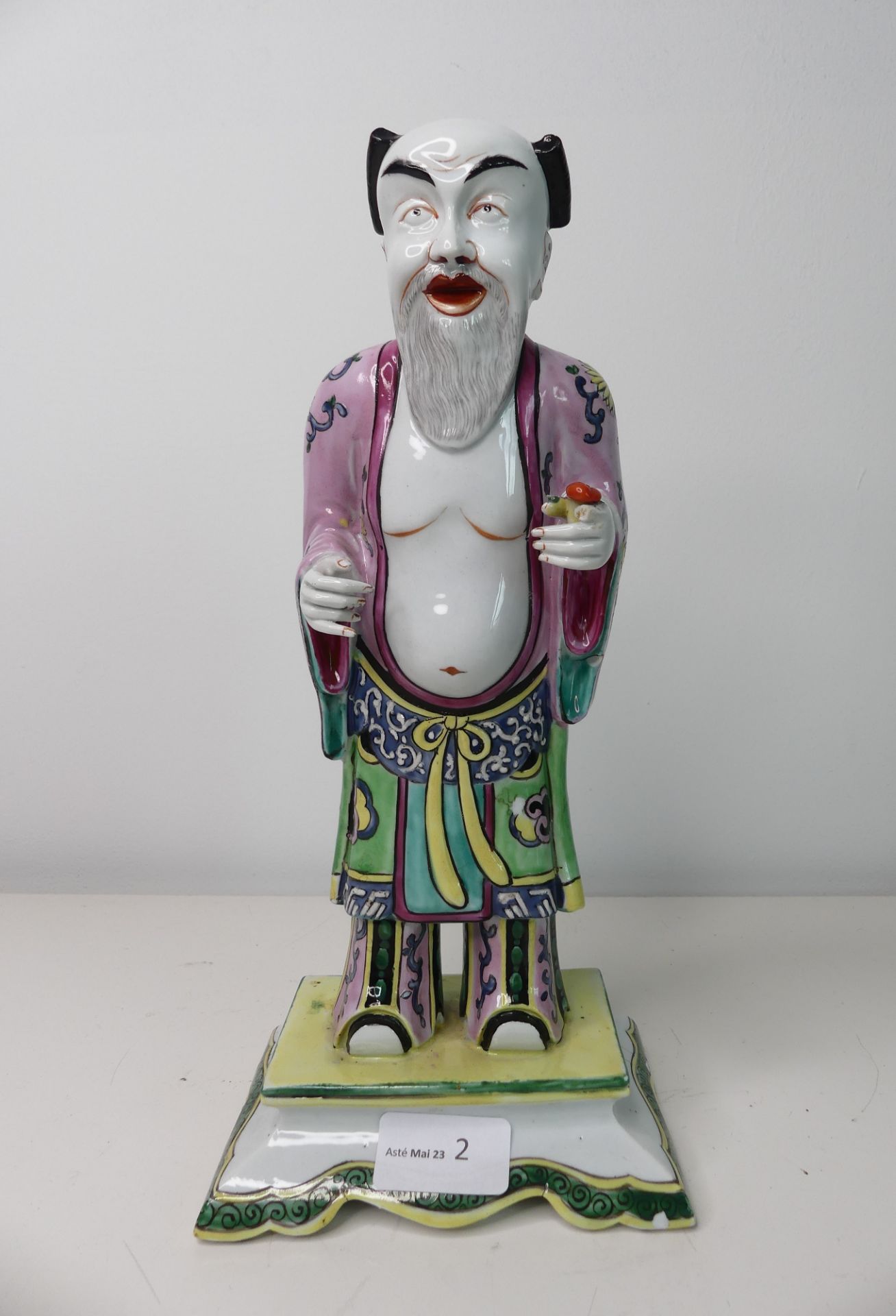 Chine, personnage en porcelaine Ht:30cm (manques d'email à l'arrière et un doigt manquant)
