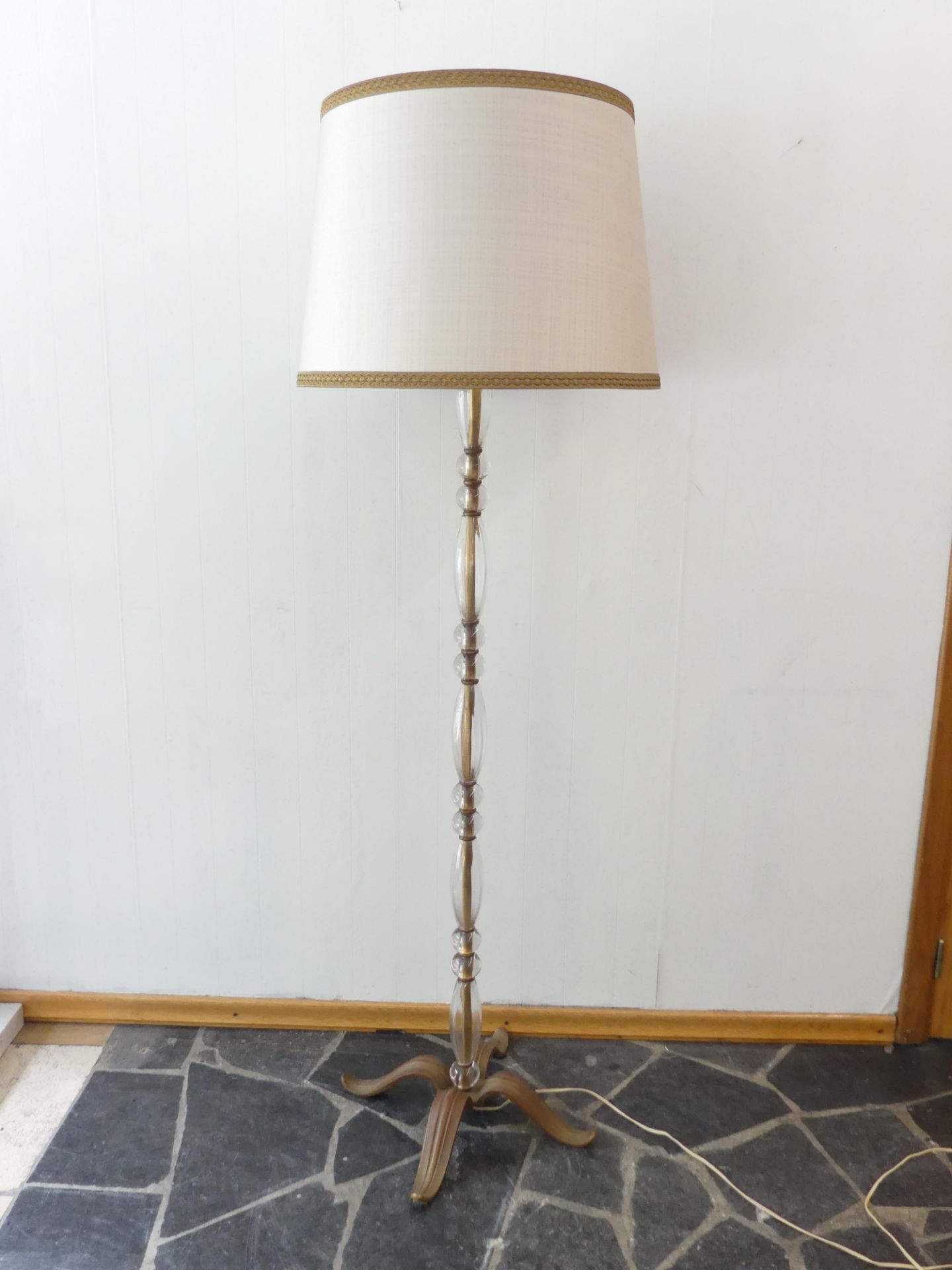 Lampadaire en bronze et verre Ht:170cm - Image 4 of 6