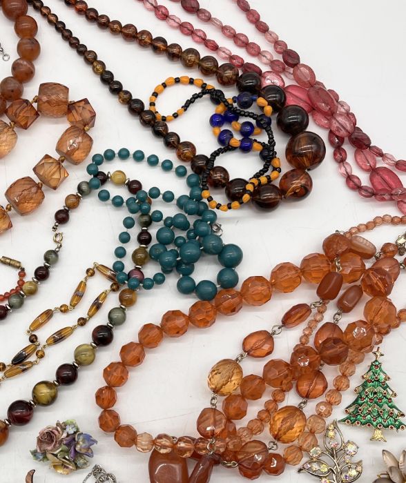 A collection of vintage costume jewellery including a number of beads, amber coloured necklaces - Image 3 of 5