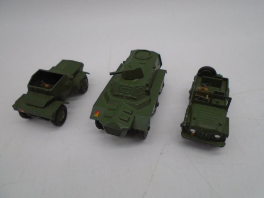 A collection of mainly Dinky Toys military die-cast vehicles and weapons including wagons, tanks, - Image 4 of 9