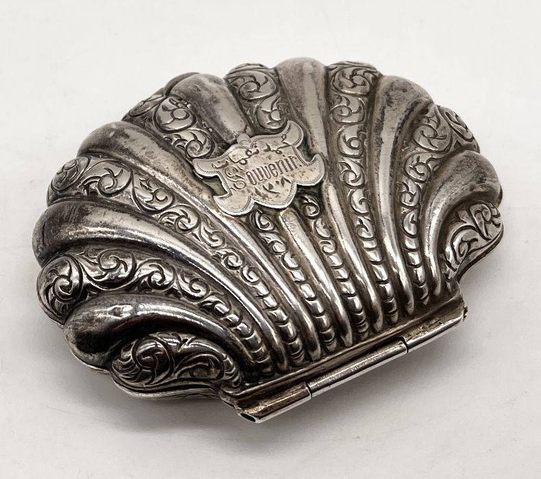 A continental silver (800) shell shaped snuff box/pill pot