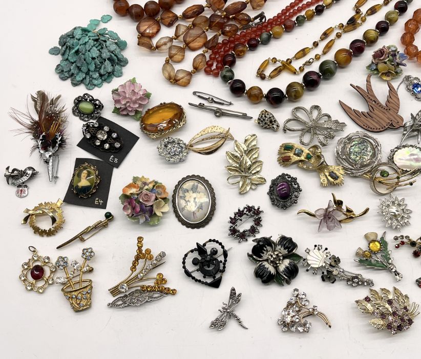 A collection of vintage costume jewellery including a number of beads, amber coloured necklaces - Image 5 of 5