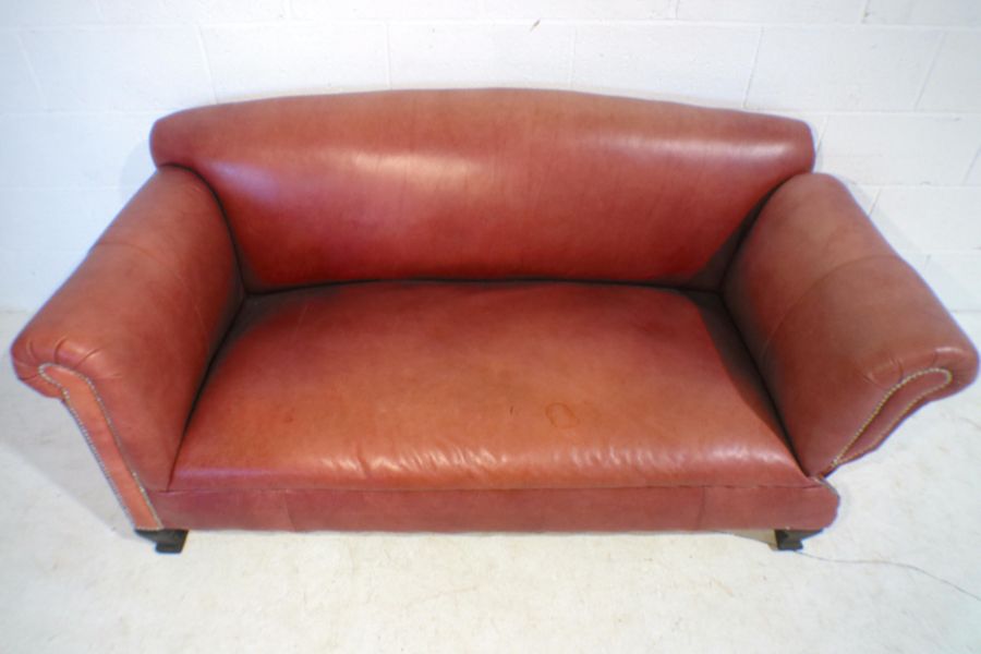 A modern red leather drop-arm sofa with brass stud detailing, length 173cm. - Image 4 of 5