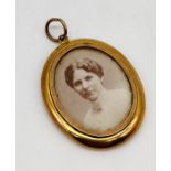 A 9ct gold double sided photo pendant