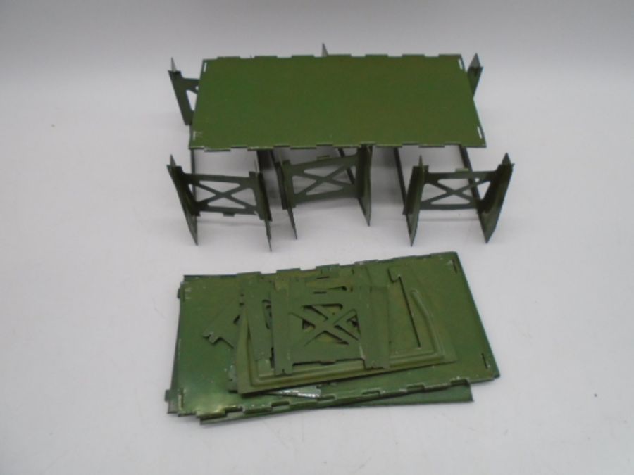 A collection of mainly Dinky Toys military die-cast vehicles and weapons including wagons, tanks, - Image 9 of 9