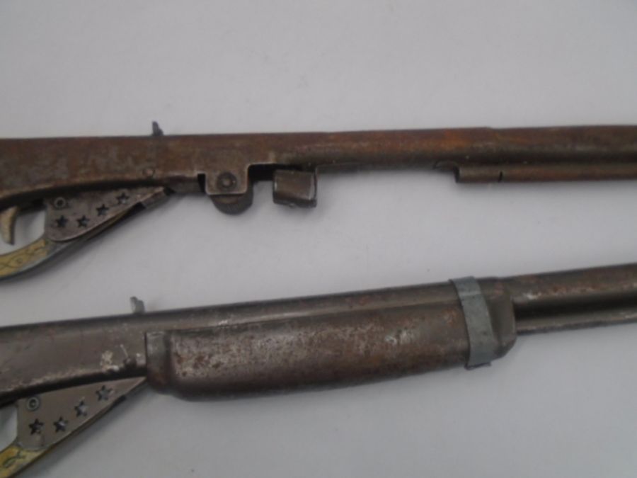 Two matching vintage children's toy rifles - one missing part of the barrel - Image 4 of 6