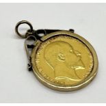 A 1907 half sovereign in loose 9ct gold mount, total weight 5.2g