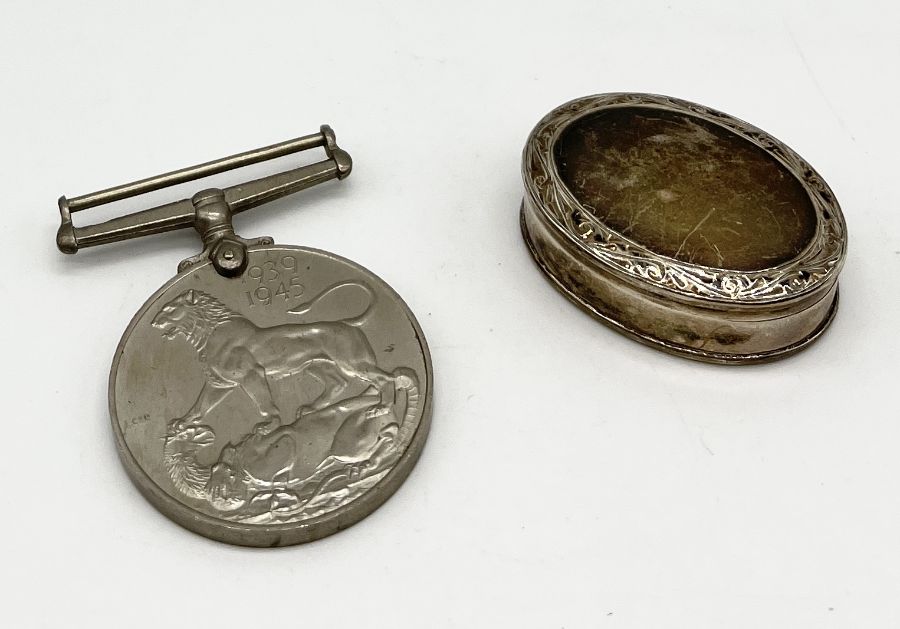 A 925 silver pill box along with a WWII medal (1939-1945)