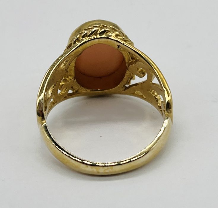 A 9ct gold ring with pierced decoration to shoulders set with coral - Image 4 of 4