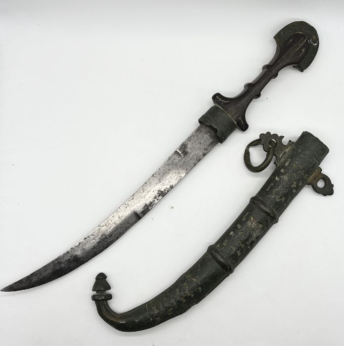 An antique Eastern Jambiya knife and scabbard with shaped wooden handle - Image 2 of 4