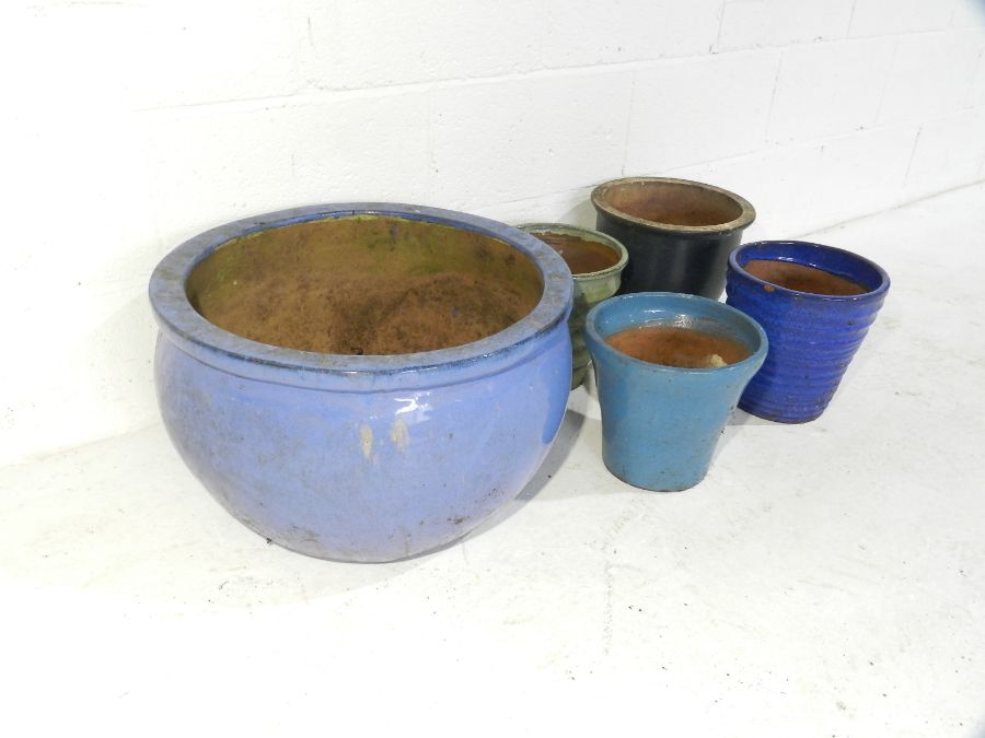 A large blue glazed garden pot along with four smaller pots - Image 4 of 4