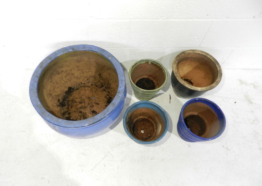 A large blue glazed garden pot along with four smaller pots - Image 2 of 4