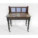 An Edwardian marble topped washstand with fleur de lys pattern tiles to back - length 92cm, height