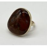 A 9ct gold ring set with an agate