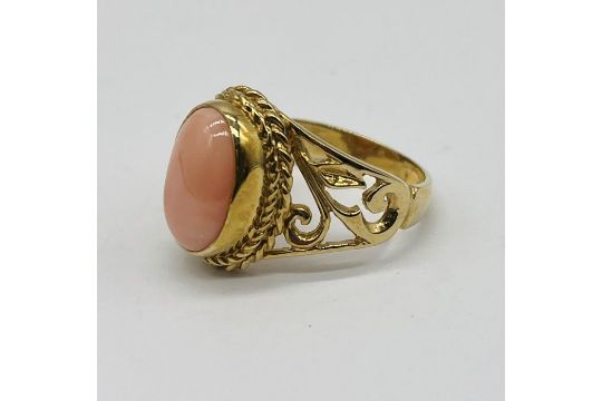 A 9ct gold ring with pierced decoration to shoulders set with coral - Image 3 of 4