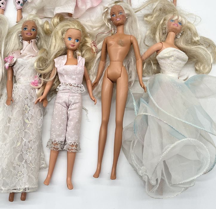 A collection of vintage Barbie dolls in various outfits including wedding dress etc. - Bild 2 aus 3