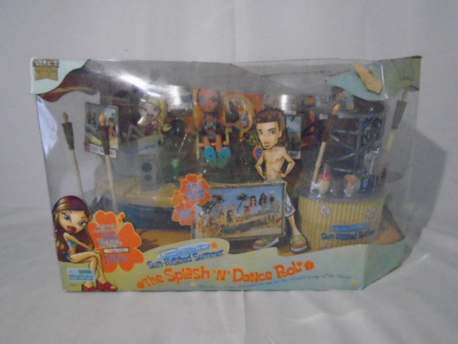 A boxed Bratz Sun-Kissed Summer "The Splash 'N' Dance Pool" set, along with a cased Bratz Kidz " - Image 2 of 6