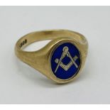 A 9ct yellow gold gentleman’s signet swivel ring with central enamel rotating Masonic symbol, weight