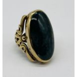 A 9ct gold ring set with an agate
