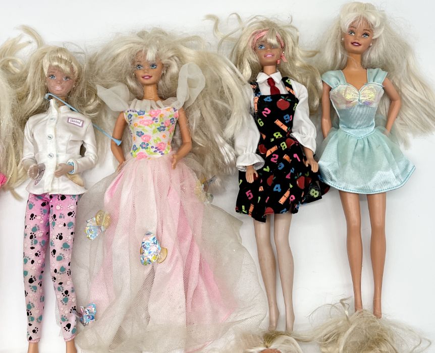 A collection of vintage Barbie dolls in various outfits including wedding dress etc. - Bild 3 aus 3