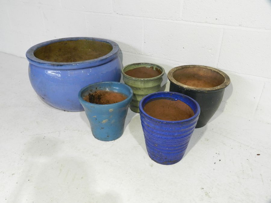 A large blue glazed garden pot along with four smaller pots - Image 3 of 4