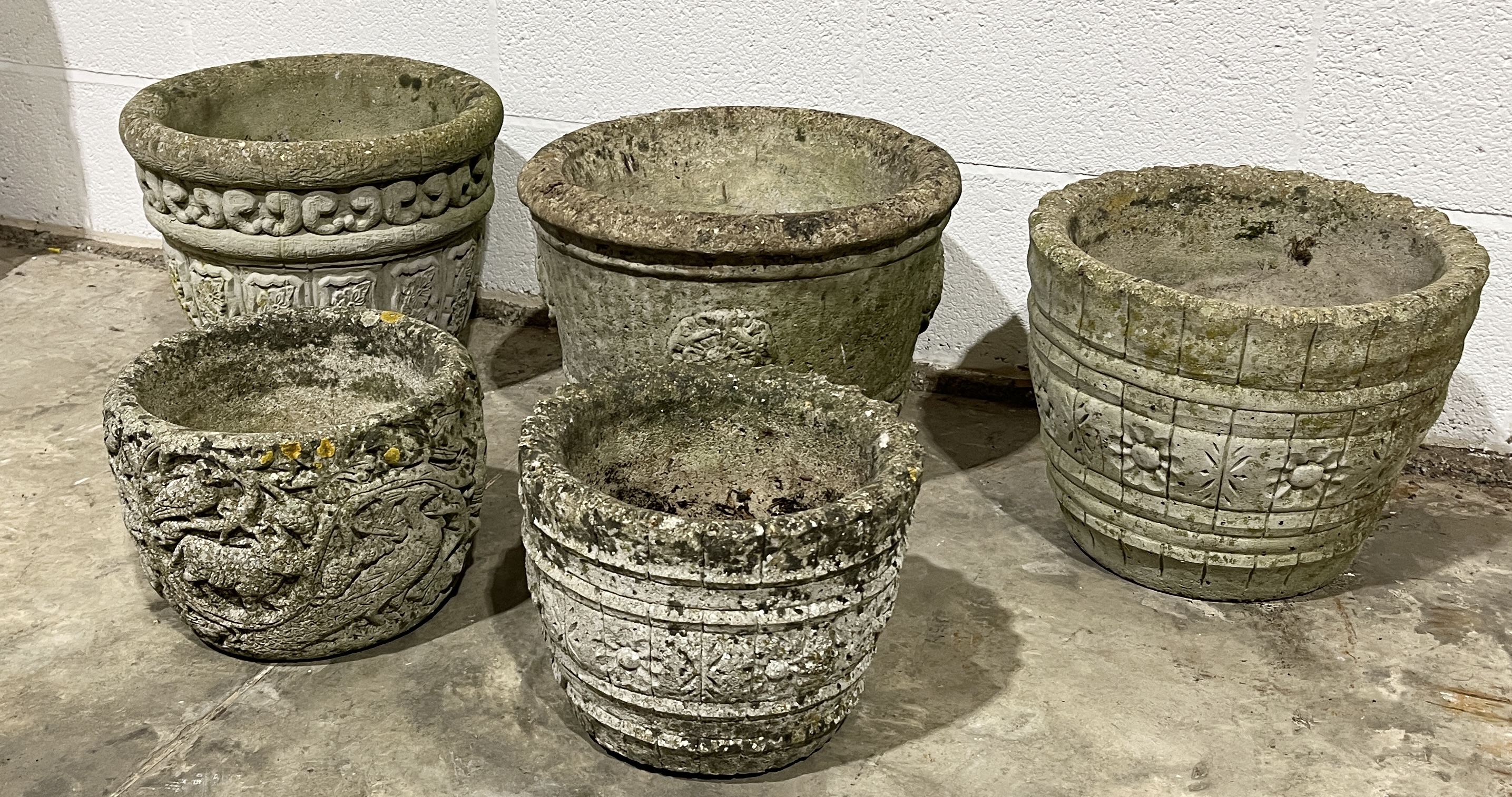 A collection of concrete garden pots - Image 3 of 3