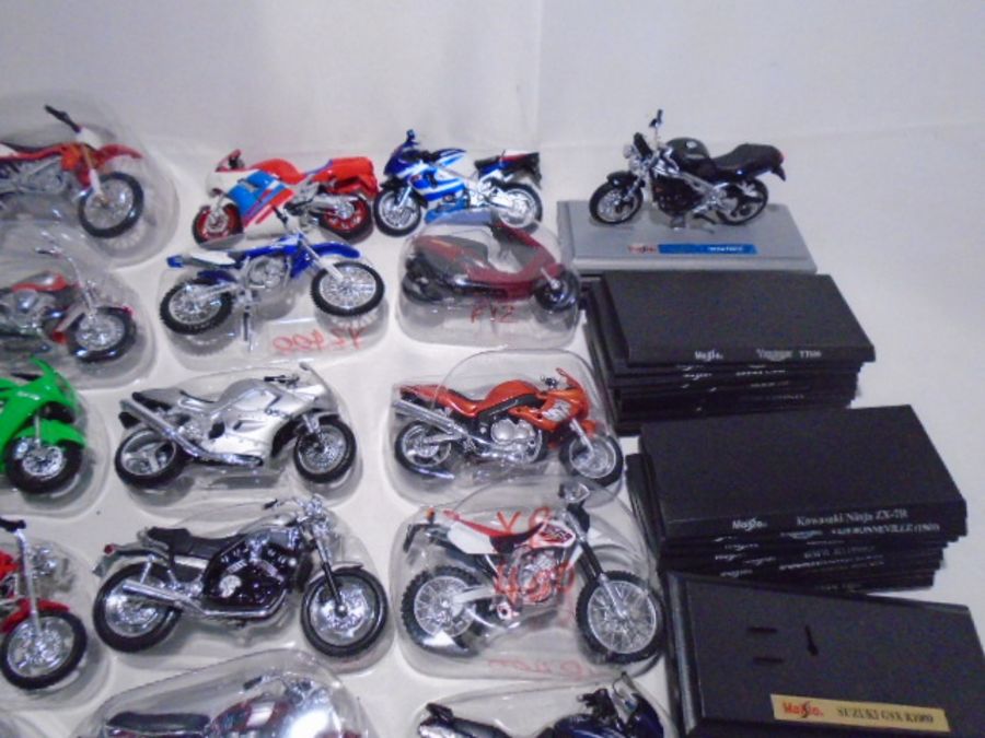 A large collection of Maisto plastic motorcycles with stands - Image 8 of 10