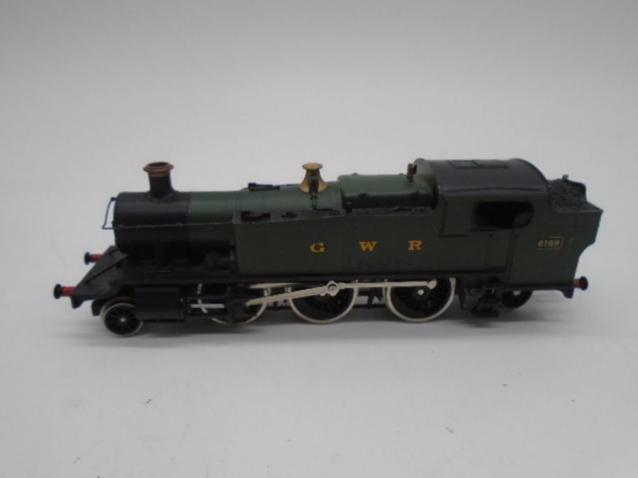 A collection of unboxed model railway OO gauge locomotives and rolling stock including a Mainline - Image 2 of 23