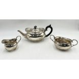 A hallmarked silver three piece tea set, Sheffield 1926, total weight 1079g (34.69 troy ounces)
