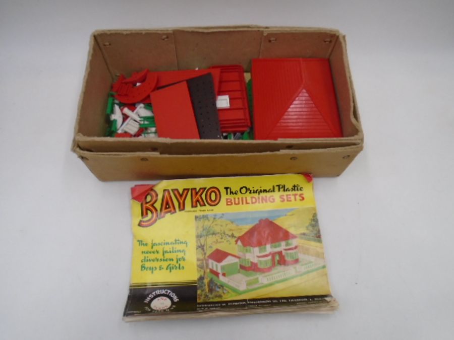 A Bayko plastic building set - unchecked