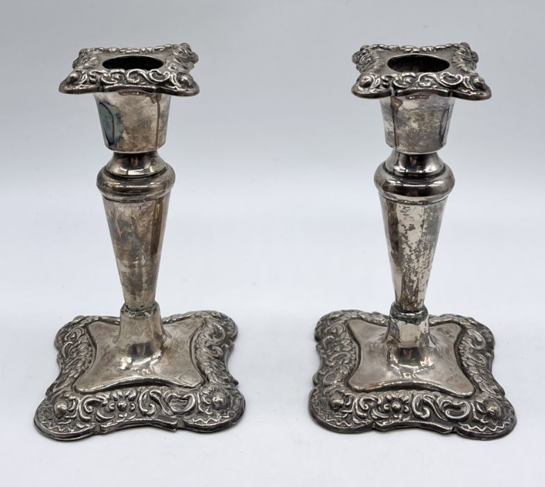 A pair of hallmarked silver candlesticks, Birmingham 1901, height 11.5cm