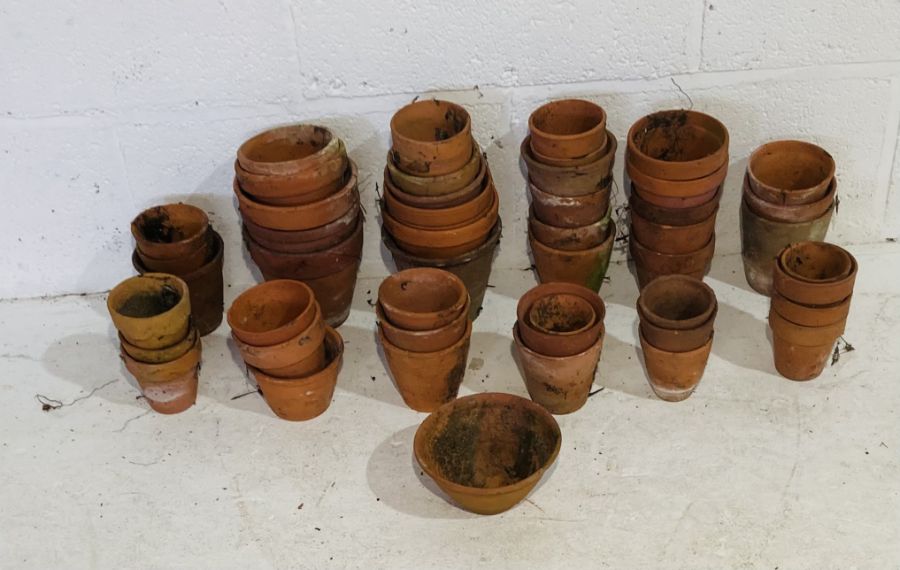 A collection of small terracotta garden pots - Image 2 of 4