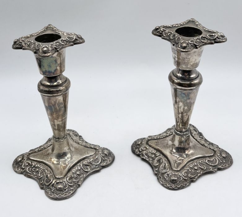 A pair of hallmarked silver candlesticks, Birmingham 1901, height 11.5cm - Image 3 of 3