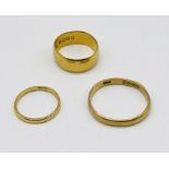 Three 22ct gold wedding bands, total weight 8.8g