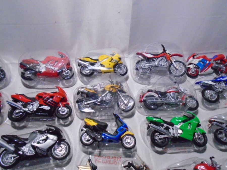 A large collection of Maisto plastic motorcycles with stands - Image 5 of 10