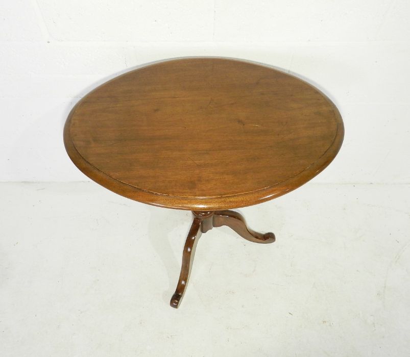 A Victorian oval tripod table - Image 2 of 4