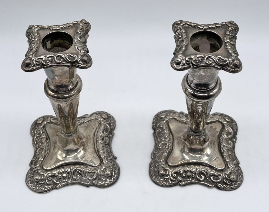 A pair of hallmarked silver candlesticks, Birmingham 1901, height 11.5cm - Image 2 of 3