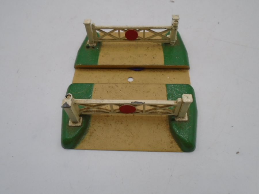 A collection of mainly Hornby Dublo OO gauge model railway accessories including railway signals, - Image 5 of 11